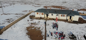 Ağrı'da gönüllüler köy çocuklarını etkinliklerle eğlendirdi