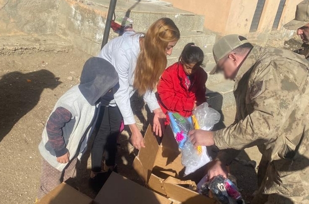 İstanbul'dan gönderilen yardımları jandarma ekipleri öğrencilere ulaştırdı