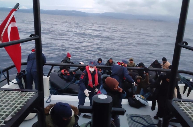 İzmir açıklarında, Yunanistan unsurlarınca Türk kara sularına itilen 40 düzensiz göçmen kurtarıldı.