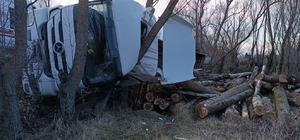 Çavdarhisar'da devrilen tomruk yüklü kamyonun sürücüsü yaralandı