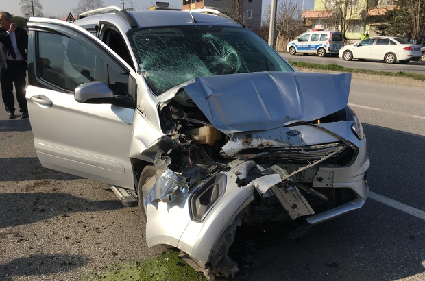 Samsun'da hafif ticari araçla kamyonun çarpışması sonucu 2 kişi yaralandı