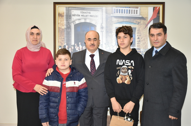 Samsun Valisi Zülkif Dağlı hurma soyma makinesi yapan "mucit kardeşleri" kabul etti