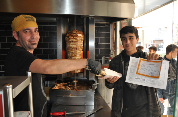 Mersin'de karne alan öğrencilere döner ikram edildi 