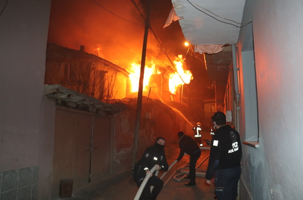 Manisa'da çıkan yangında bir ev kullanılamaz hale geldi