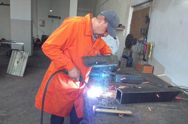 Alaplılı demir ustası, yurt dışında görüp ürettiği pelet sobaların yurt içine satıyor