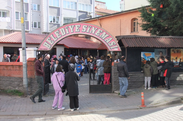 Devrek Belediye Sineması kapılarını sanatseverlere açtı