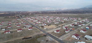 Malatyalı depremzedeler göl manzaralı villa tipi evlerde yaşam sürüyor