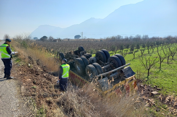 Manisa'da devrilen kamyonun sürücüsü yaralandı