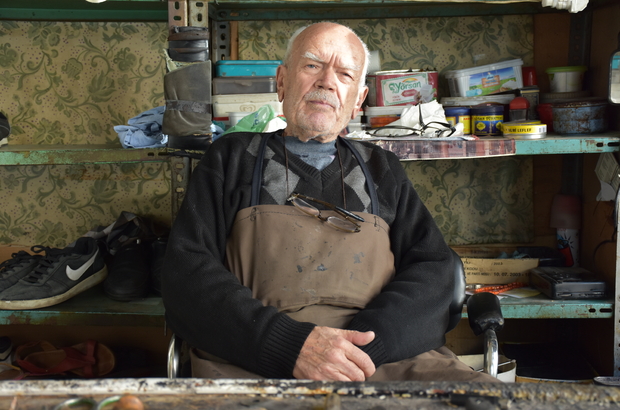 Her sabah bisikletiyle gittiği iş yerinde 65 yıldır ayakkabı tamir ediyor