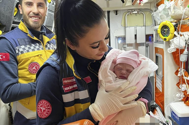Eskişehir'de bir bebek dünyaya gözlerini ambulansta açtı