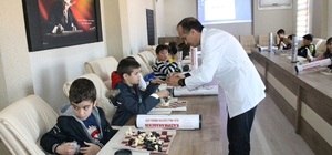 Kazımkarabekir'de öğrencilere satranç eğitimi veriliyor
