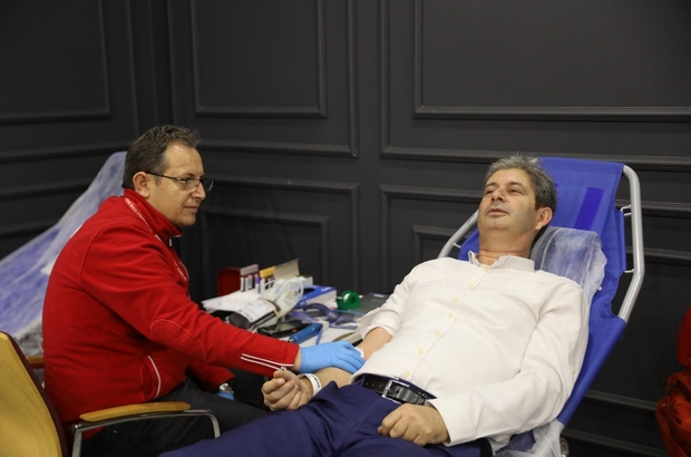 Melikgazi Belediyesi personeli Türk Kızılay'a kan bağışladı