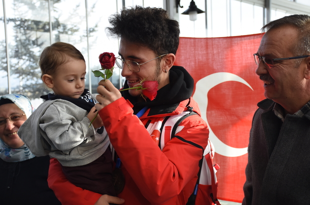 Avrupa 3'üncüsü sürat patenci Furkan Akar Erzurum'da coşkuyla karşılandı: