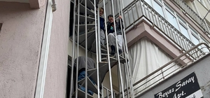 Isparta'da apartmanın bodrum katında çıkan yangında 3 kişi dumandan etkilen...