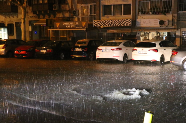 İzmir'de etkili olan sağanak nedeniyle trafik kazaları ve su baskınları meydana geldi.