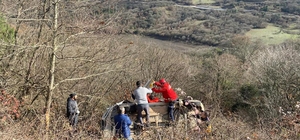 Balıkesir'de şarampole devrilen otomobildeki sürücü yaralandı