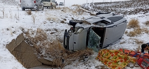 Ağrı'da hafif ticari aracın devrilmesi sonucu 1 kişi öldü, 2 kişi yaralandı
