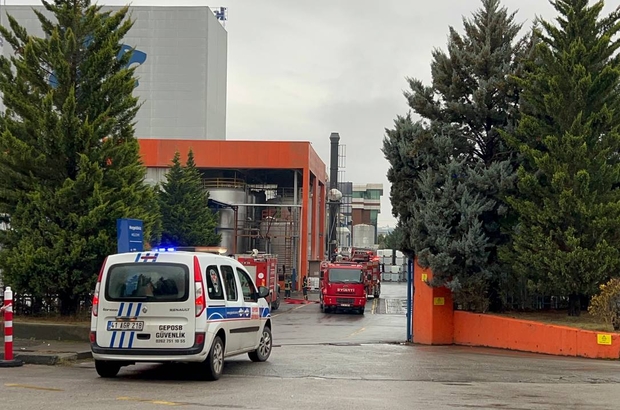 Kocaeli'de kauçuk boya fabrikasında çıkan yangın söndürüldü