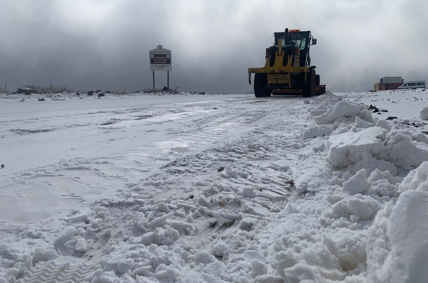 Şanlıurfa'da karla mücadele çalışmaları devam ediyor 