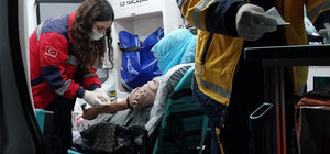 Bitlis'te yolu kapanan köydeki hamile kadın ekiplerce hastaneye yetiştirild...