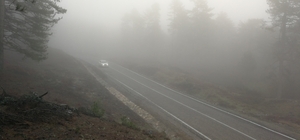 Kazdağları'ndan geçen kara yolunda yoğun sis etkili oluyor
