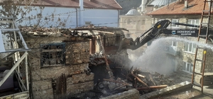 Derebucak'ta metruk binalar yıkılıyor