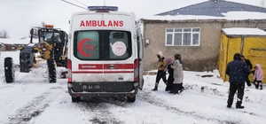 Erzurum'da yolu kapanan 3 mahalledeki hastaların yardımına karla mücadele e...
