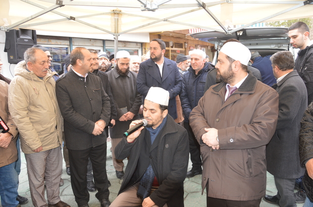 Sakarya'da vatandaşlara Kur'an-ı Kerim dağıtıldı