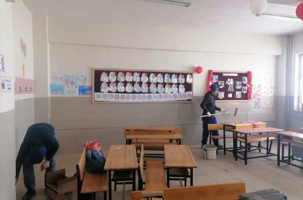 Hakkari'de usta öğretici ve öğrenciler köy okulunu onardı