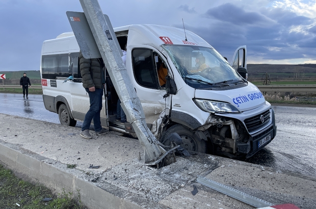 Tekirdağ'da elektrik direğine çarpan minibüsteki 3 kişi yaralandı