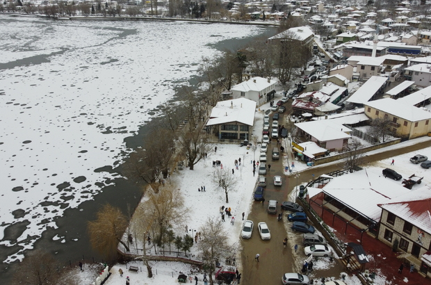 İzmir'deki Gölcük Gölü buz tuttu