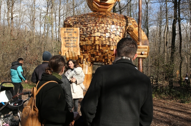 Ormanya'ya gelen ziyaretçiler, doğanın sesini akustik ortamda dinliyor