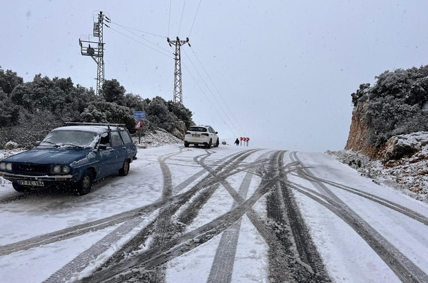 Antalya'nın yüksek kesimlerinde karla mücadele çalışması yapılıyor 