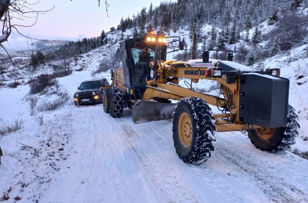 Mersin'de kar nedeniyle araçlarında mahsur kalanlara iş makinesiyle ulaşıldı 