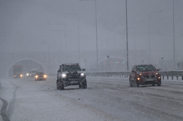 Kuzey Marmara Otoyolu'nun Kocaeli kesiminde kar yağışı etkili oluyor