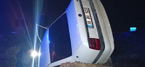 Sivas'ta devrilen otomobilin sürücüsü ağır yaralandı 