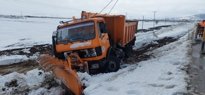 Tefenni'de kar küreme aracı devrildi