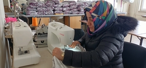 Bingöl'de kursiyerler depremzedeler için battaniye ve çocuk kıyafetleri yap...