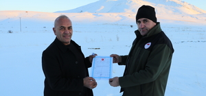 Bayburtlu çiftçi depremzedelere bağışlanmak üzere tarlasının tapusunu verdi