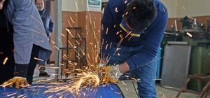 Ağrı'da öğrenciler depremzedeler için soba ve hijyen malzemesi üretiyor