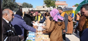 Mersin'in Aydıncık ilçesinde depremzedelere yemek dağıtıldı