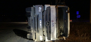 Afyonkarahisar'da devrilen kamyonun sürücüsü yaralandı