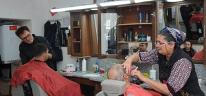 Mersinli berber çift, yurda yerleştirilen depremzedeleri ücretsiz tıraş ediyor