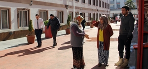 Deprem sırasında evlerinin çöken duvarından yan daireye geçerek kurtuldular