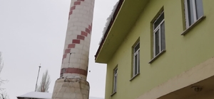 Depremde ağır hasar gören Kayseri'deki caminin minaresi kontrollü şekilde y...