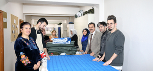 Sivas'ta usta öğretici ve kursiyerler "depremzedeler üşümesin" diye makine...