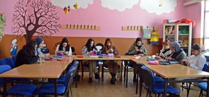 Ağrı'da lise öğrencileri depremzedeler için atkı, bere ve patik örüyor