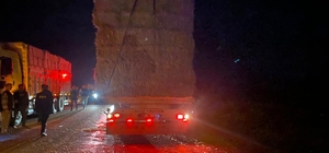 Afyonkarahisar'da tırın dorsesinden düşen saman balyalarına çarpan 2 araçta...