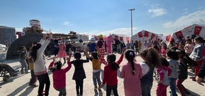 Erzurumlu tiyatro topluluğu Malatya ve Adıyaman'da depremzede çocukların yüzünü güldürüyor