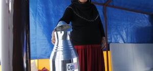 Hastane randevusu için çocuklarına giden aile yıkılan evlerinin enkazında k...